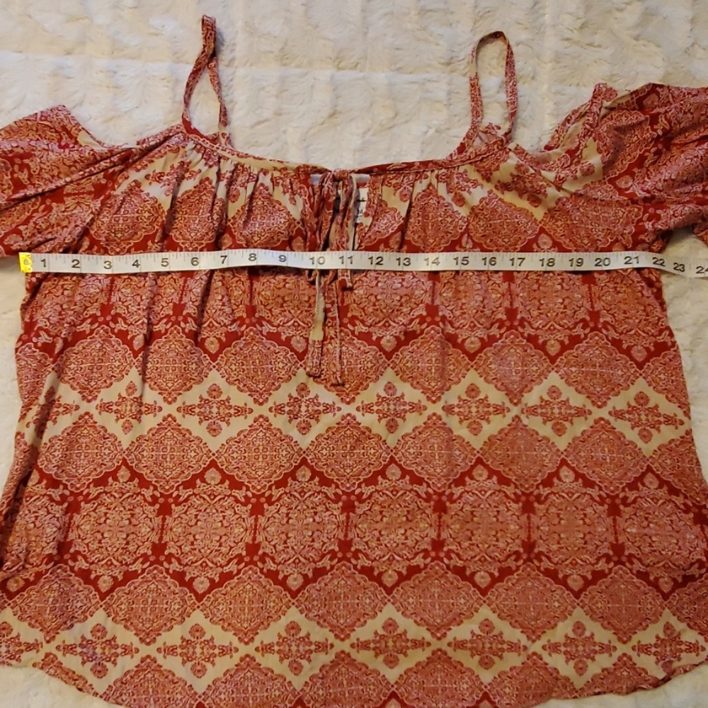 NWOT 💥LAST ONE 💥 Kit + Sky cold shoulder top - Picture 3 of 7